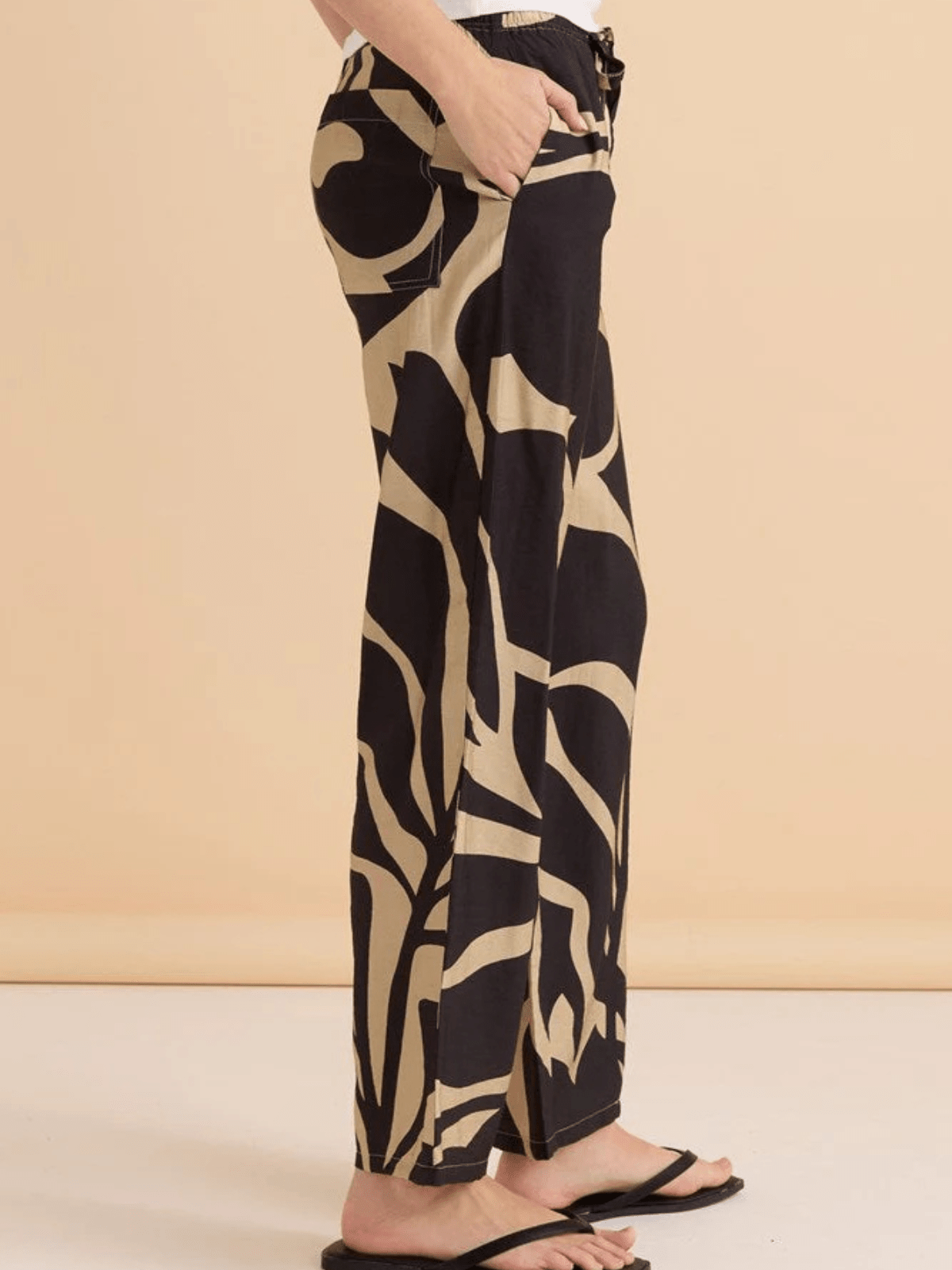 Betty BasicsSutton Relax Pant - Monochrome Floral