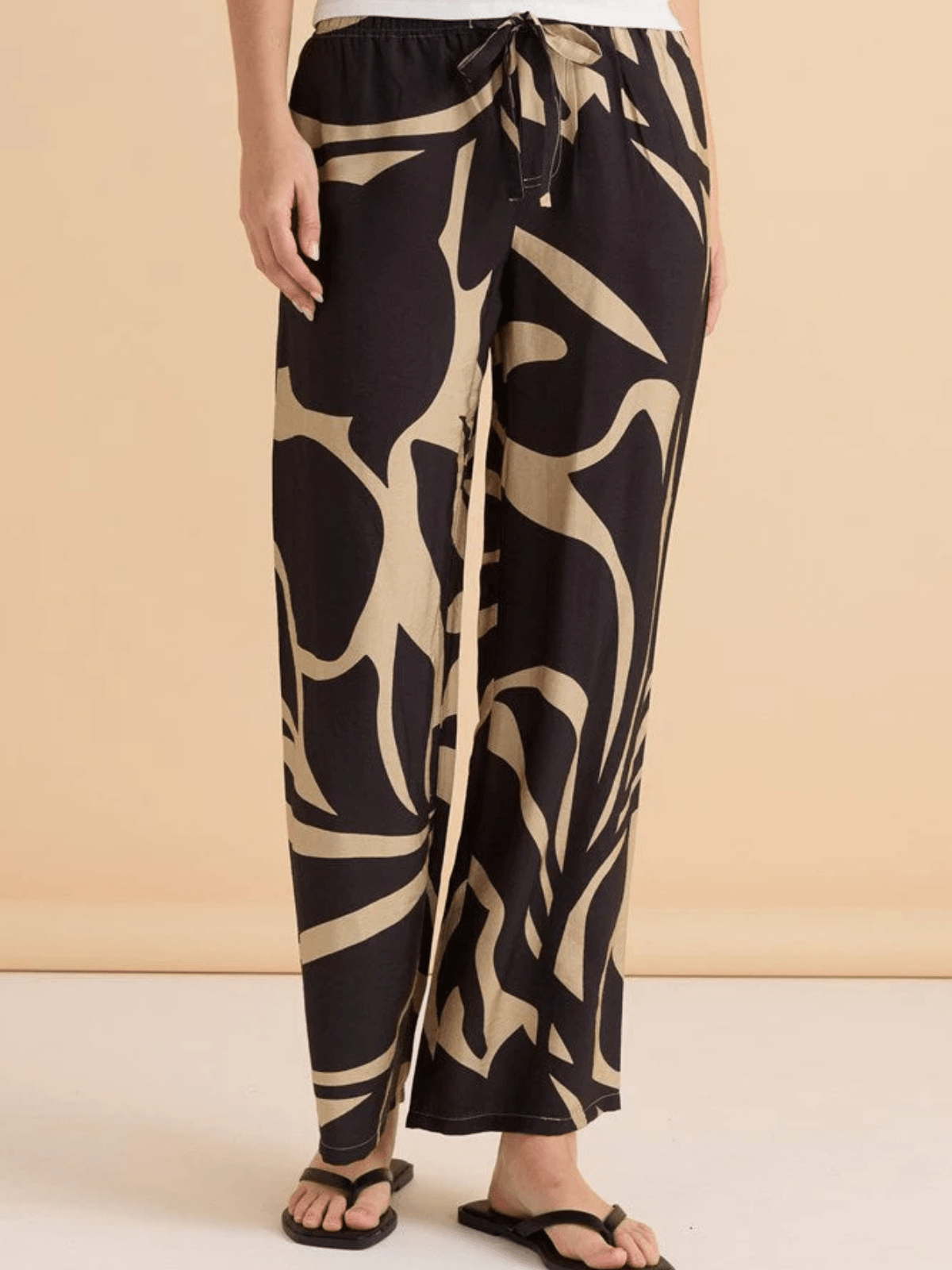 Betty BasicsSutton Relax Pant - Monochrome Floral