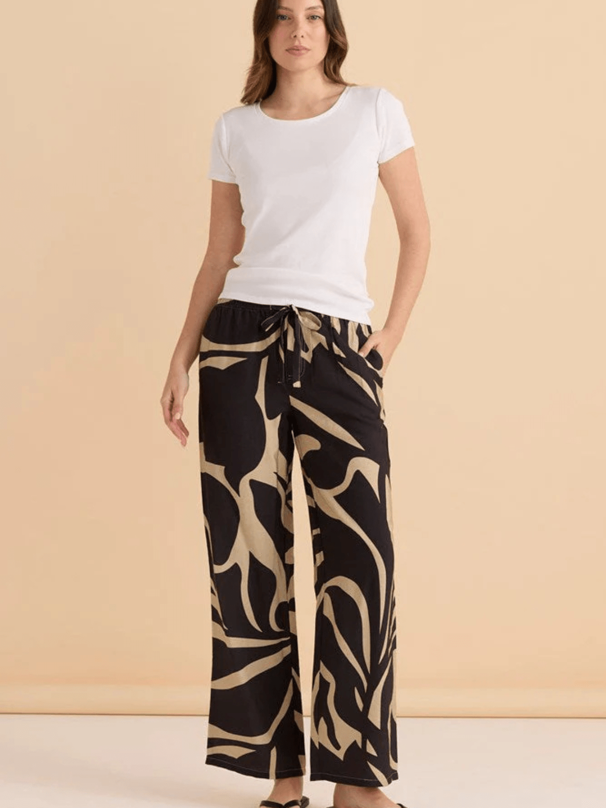 Betty BasicsSutton Relax Pant - Monochrome Floral